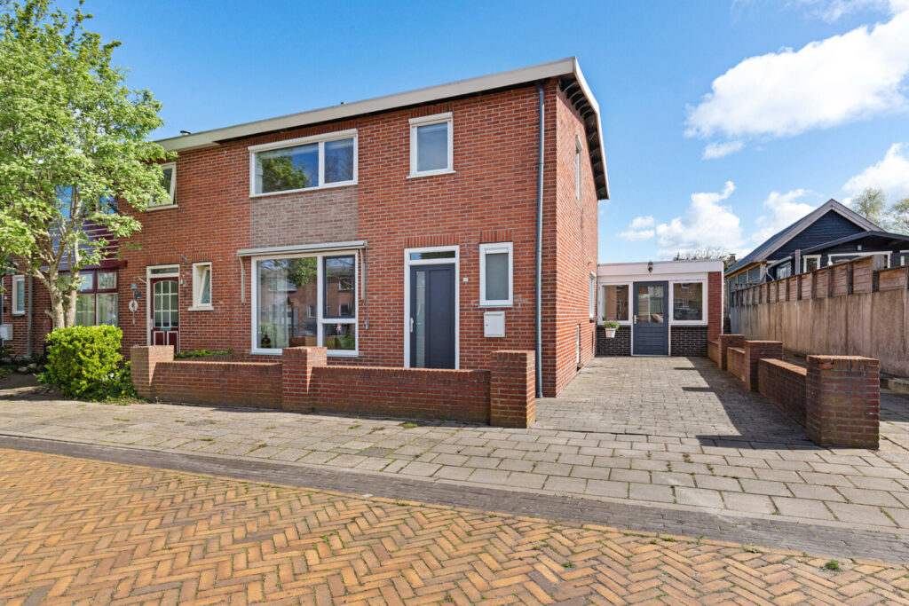 Bakhuizen, Plantsoen 11